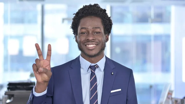 勝利のサインを示す成功したアフリカ系アメリカ人ビジネスマン — ストック写真