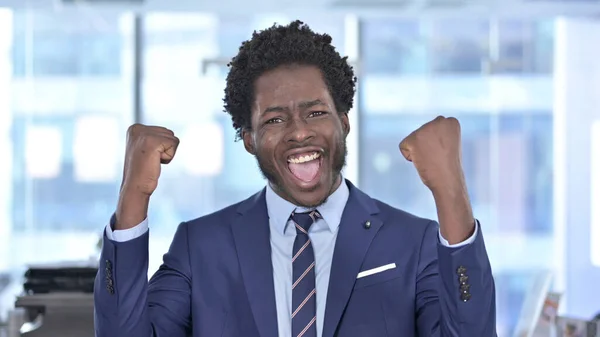 Framgångsrik afroamerikansk affärsman firar Win — Stockfoto