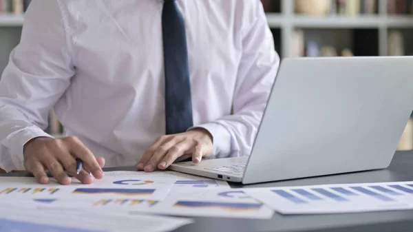 Nahaufnahme von Geschäftsmann mit Laptop und Berichterstattung — Stockfoto