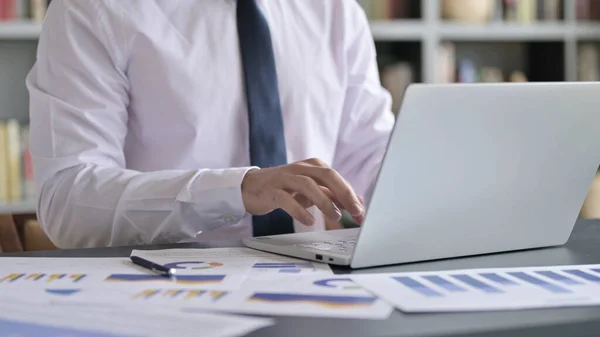 Nahaufnahme von Geschäftsmann mit Laptop auf Bürotisch — Stockfoto