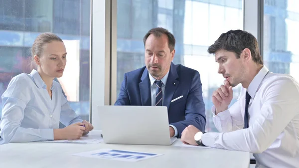 Mensen uit het bedrijfsleven met behulp van laptop op het werk — Stockfoto