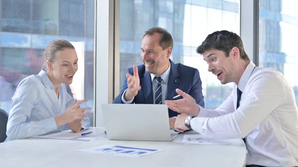 Affärsmän firar framgång på laptop på Office Table — Stockfoto