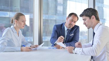 Orta Çağ İşadamı Yardımcılarla Belgeler Projesini Tartışıyor