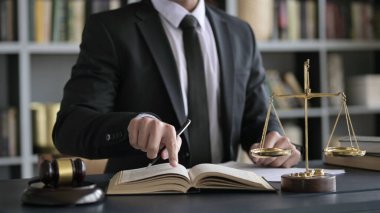 Avukatın Eli 'nin Yakın Çekimi Mahkeme Salonunda Kitap ile Notlar Yapıyor