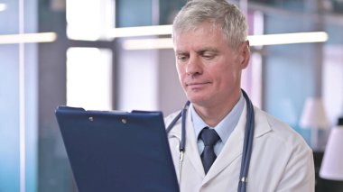 Yakışıklı Orta Çağ Doktorunun Portresi Belge Okuma