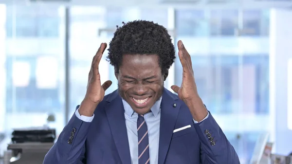 Stressad afroamerikansk affärsman skriker i Office — Stockfoto