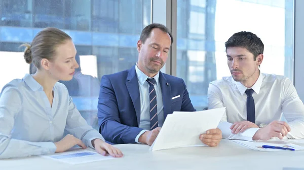 Executive Business-personer Diskutera dokument på Office Table — Stockfoto