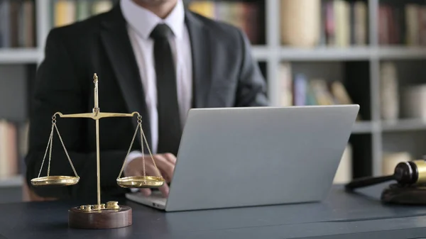 Primer plano Shoot of Lawyer mano usando el ordenador portátil en sala de la corte —  Fotos de Stock