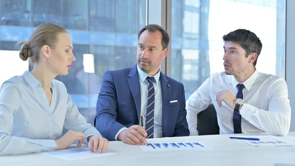 Empresarios ejecutivos conversando en el escritorio de oficina —  Fotos de Stock
