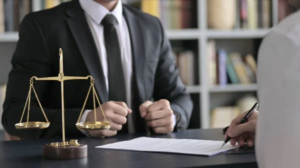 Zamknij Shoot of Lawyer Hand Shaking and Document Check in Court Room — Zdjęcie stockowe