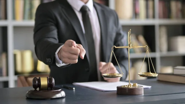 Close-up Schieten van advocaat hand wijzende vinger in de rechtszaal tabel — Stockfoto