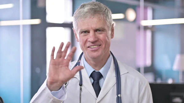 Retrato del ambicioso doctor de mediana edad hablando y saludando — Foto de Stock