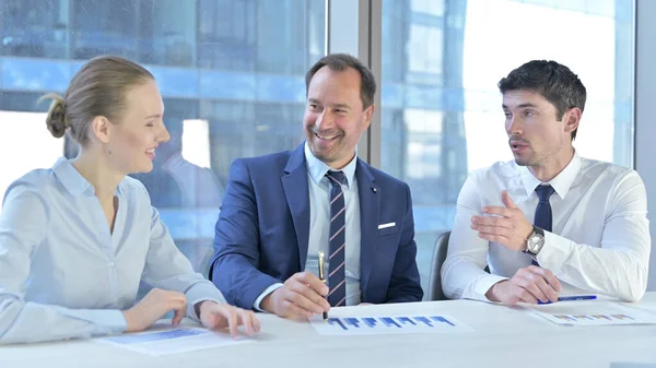 Middeleeuws zakenman in gesprek met team in Office — Stockfoto