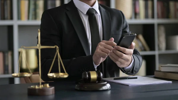 Advocaat Hand Het gebruik van Smartphone in de rechtszaal — Stockfoto