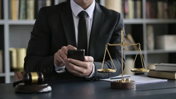 Close-up shoot van advocaat hand met behulp van Smartphone in de rechtszaal — Stockfoto