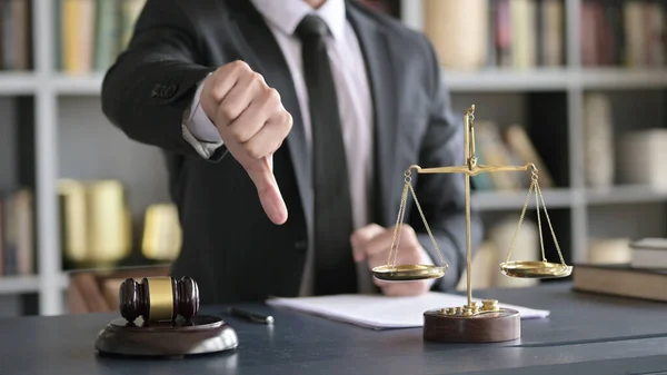 Close-up shoot van advocaat hand tonen duimen naar beneden in de rechtszaal — Stockfoto