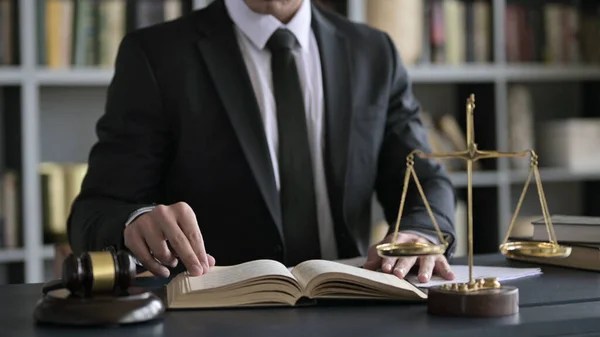 Primer plano Shoot of Lawyer Hands Reading Book on Court Desk —  Fotos de Stock