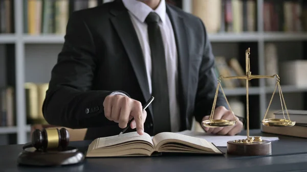 Primo piano Sparatutto di Avvocato Prendere appunti a mano con libro in aula — Foto Stock