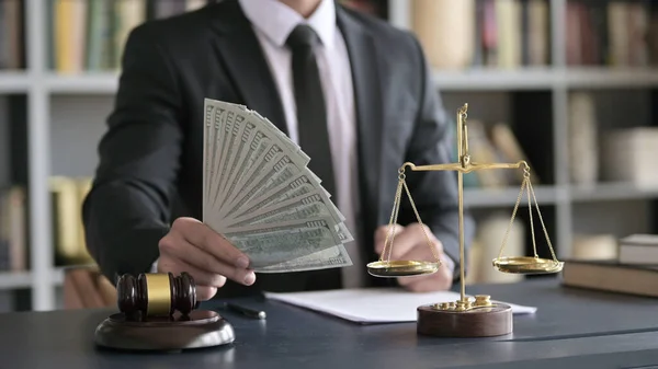 Close up Shoot of Lawyer Hand holding Pieniądze w sali sądowej — Zdjęcie stockowe