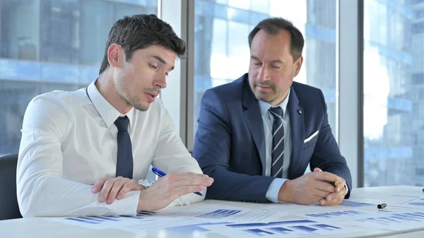 Affärsmän som har argument om projektdokument — Stockfoto