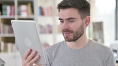 Tabletteki Çevrimiçi Video Sohbetinin Portresi 