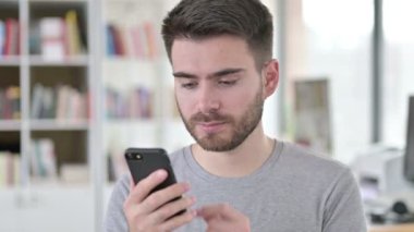 Akıllı telefondan konuşan genç adamın portresi