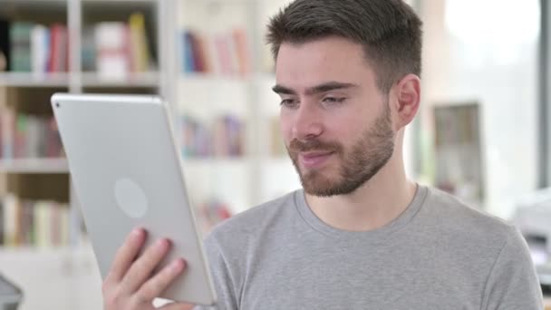 Retrato de vídeo chat en línea en la tableta por el hombre joven — Vídeo de stock