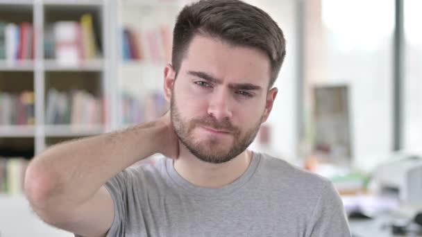 Portrait de jeune homme épuisé avec douleur au cou — Video