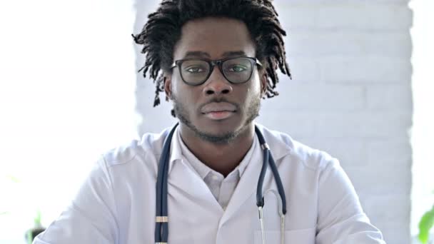 Africký lékař dělá palce dolů — Stock video