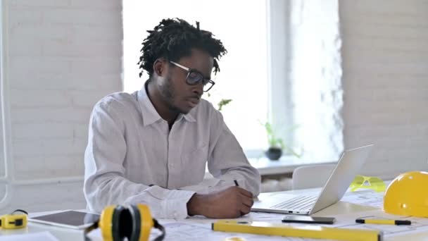 Ingegnere di architettura africano con documenti e tosse per computer portatile in ufficio — Video Stock