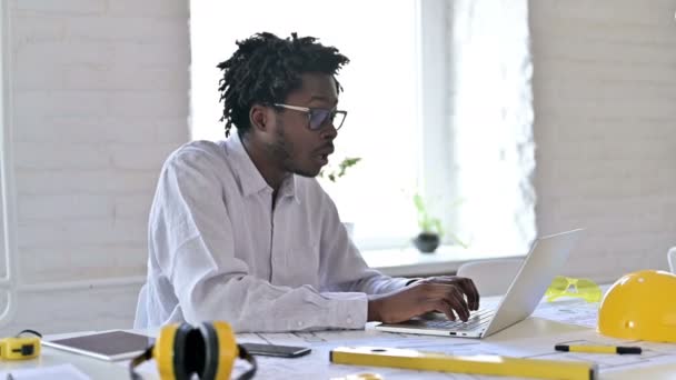 Ingegnere africano che reagisce al fallimento sul computer portatile, perdita — Video Stock