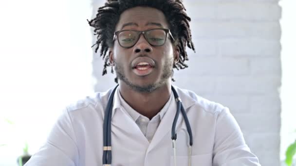 Online συνομιλία μέσω βίντεο από τον αφρικανικό γιατρό — Αρχείο Βίντεο
