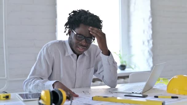 Gestresste Afrikaanse Architectuur Ingenieur doet papierwerk in Office — Stockvideo