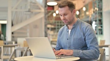 Cafe 'de dizüstü bilgisayarla 