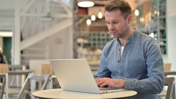 Άρρωστος Casual Man χρησιμοποιώντας Laptop Βήχας στο Cafe — Αρχείο Βίντεο