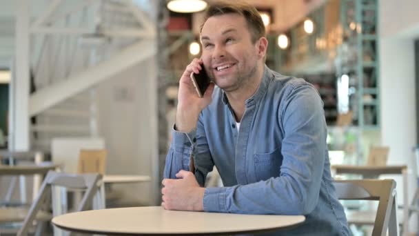 Casual Man Μιλώντας στο Smartphone στο Cafe — Αρχείο Βίντεο