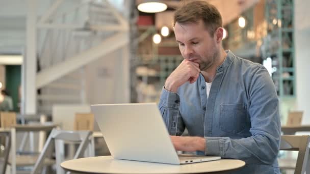 Pensive Casual Man använder laptop i Cafe — Stockvideo