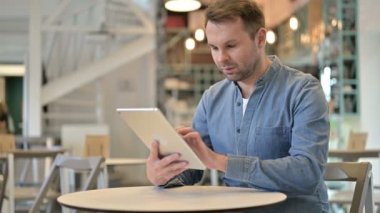 Cafe 'de Çekici Sıradan Adam' ın Dijital Tablet kullanımı 