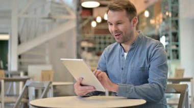 Tablet 'te Çevrimiçi Video Sohbeti: Sıradan Adam in Kafe 