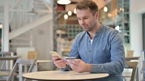 Casual Man Dokonywanie udanych płatności online na smartfonie — Wideo stockowe