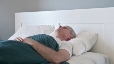 Yorgun Orta Çağ Adamı Yatakta Uyuyor