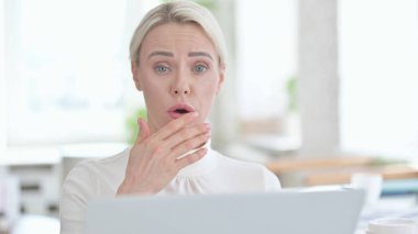 Şok Olan Genç İş Kadını Kameraya Bakıyor