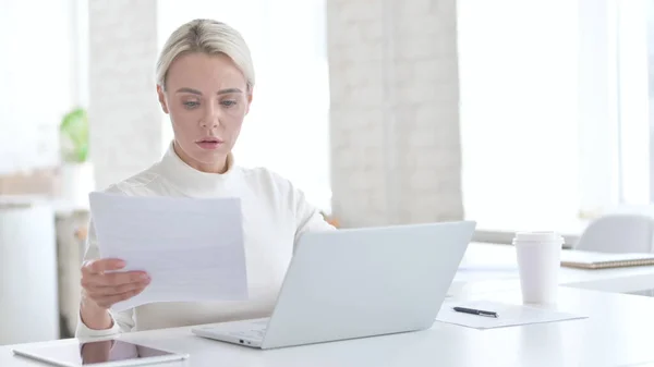 Ehrgeizige junge Geschäftsfrau nutzt Dokument auf Laptop — Stockfoto