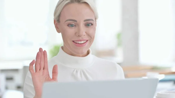 年轻女商人在笔记本电脑上进行视频聊天的肖像 — 图库照片