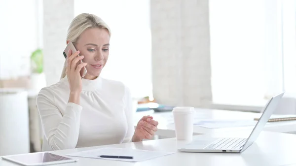 Vrolijke jonge zakenvrouw praten op Smartphone — Stockfoto