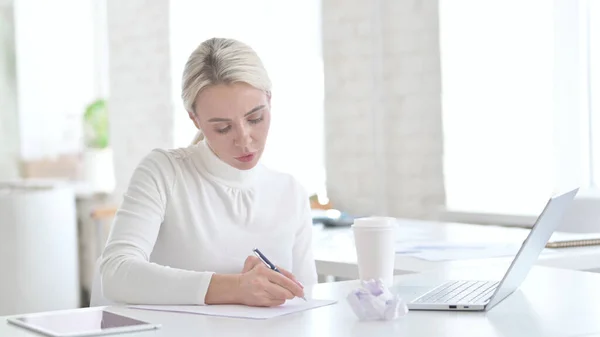 La paperasserie de la jeune femme d'affaires au travail — Photo