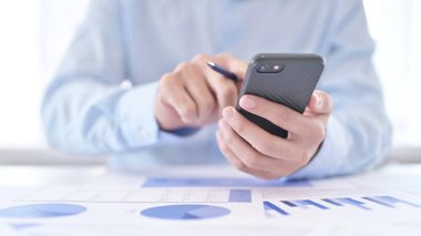 Modern Ofiste Tablet kullanan Genç Adamın Kapanışı