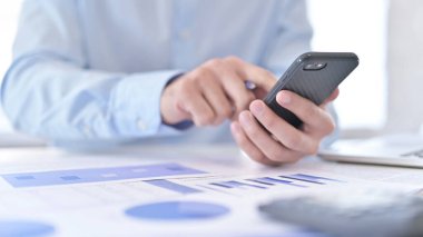 Belgeler ve Smartphone üzerinde çalışan Elleri Kapat