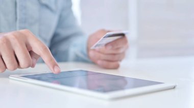 Tabletteki Kredi kartını kullanarak Genç Ellerin Kapanışı