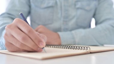 Man Hands 'in Kapanışı Süt Ürünleri Üzerine Notlar Yazıyor